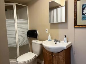 łazienka z toaletą i umywalką w obiekcie Beautiful room close Airport! w mieście Calgary +33 zdjęcia