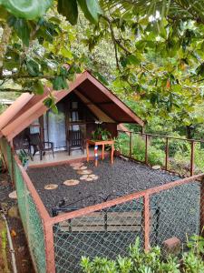a dog house with a table and a fence at Villa Campo's in Venecia