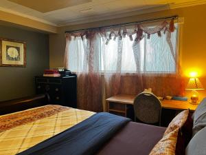 sypialnia z łóżkiem, biurkiem i oknem w obiekcie Beautiful room close Airport! w mieście Calgary