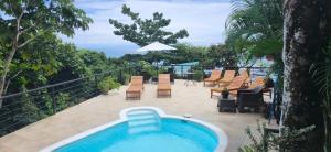 Bazén v ubytování Sunshine Sanctuary Boutique Jungle Lodge nebo v jeho okolí