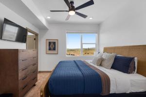 Giường trong phòng chung tại Red Rock Oasis - Brand New Home 3-Bed Sleeps 10 +37 ảnh