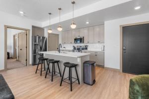 Nhà bếp/bếp nhỏ tại Red Rock Oasis - Brand New Home 3-Bed Sleeps 10