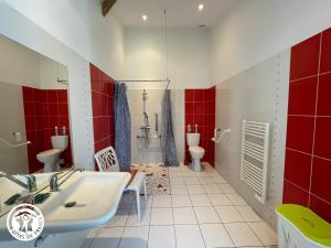 ein Badezimmer mit einem Waschbecken und 2 WCs in der Unterkunft Gîte rénové avec spa, piscine chauffée, WiFi et accès handicapés au cœur du Marais Breton - FR-1-426-321 in Soullans + 8 Fotos
