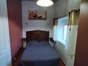 La RomagneにあるGîte familial au calme avec terrasse, proche Puy du Fou et plages vendéennes. - FR-1-622-41の窓付きの部屋にベッドが備わる小さなベッドルーム1室が備わります。