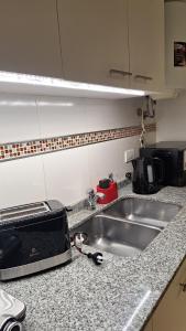 a kitchen counter with a sink and a microwave at Presidenziale apartamento in San Francisco