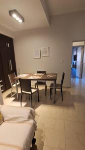 a dining room with a table and chairs at Presidenziale apartamento in San Francisco