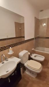 a bathroom with a toilet and a sink and a tub at Presidenziale apartamento in San Francisco