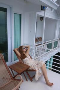 Svalir eða verönd á 格兰岛屿民宿Rock Resort Kohlarn
