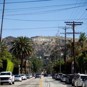 洛杉矶Calypso- Hollywood Apartment with Pool, Gym FREE parking的山上一条有好莱坞标志的街道