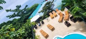 La pileta dentro o cerca de Sunshine Sanctuary Boutique Jungle Lodge
