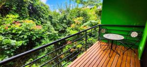 Un balcón o terraza en Sunshine Sanctuary Boutique Jungle Lodge