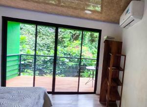 Una cama o camas en una habitación de Sunshine Sanctuary Boutique Jungle Lodge