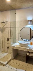 Un baño de Sunshine Sanctuary Boutique Jungle Lodge