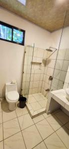Un baño de Sunshine Sanctuary Boutique Jungle Lodge