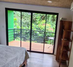 Una cama o camas en una habitación de Sunshine Sanctuary Boutique Jungle Lodge