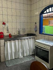 Kuchyň nebo kuchyňský kout v ubytování Casa Surya Paraty