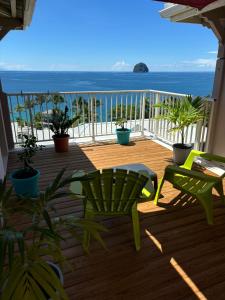 un balcone con vista sull'oceano di Kay Louisette a Le Diamant