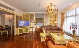 TV a/nebo společenská místnost v ubytování TTC Imperial Hotel