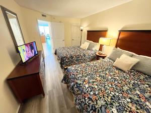 Sandy Beach Resort客房内的一张或多张床位