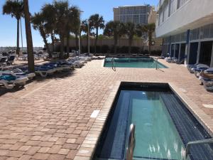 Sandy Beach Resort内部或周边的泳池