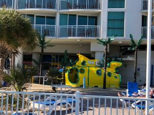Sandy Beach Resort的儿童游玩区