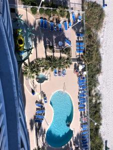 Sandy Beach Resort内部或周边的泳池