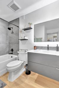 フォート・ローダーデールにあるLovely 2BR 2BA Modern Flat with Vibrant Backyardのトイレ、浴槽、洗面台を備えたバスルーム
