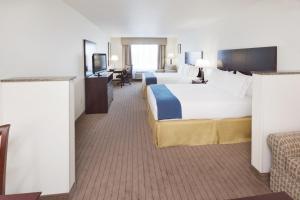 ein Hotelzimmer mit 2 Betten und einem TV in der Unterkunft Holiday Inn Express & Suites - Omaha I - 80, an IHG Hotel in Gretna