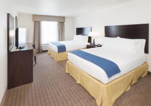 Holiday Inn Express & Suites - Omaha I - 80, an IHG Hotel في Gretna: غرفة فندقية بسريرين وتلفزيون بشاشة مسطحة