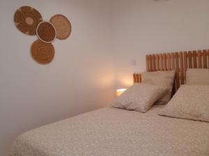 two beds in a bedroom with hats on the wall at Escapade nature et patrimoine, près de la Loire - FR-1-590-443 in Tavers