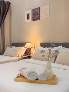 Postel nebo postele na pokoji v ubytování Wind Serenity at Country Garden Danga Bay with 2CarParks FOC Netflix Access and YouTube Premium 3Beds3Bath for 6-13pax by Minshuku