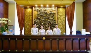 Členové personálu v ubytování TTC Imperial Hotel