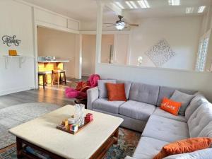 Posezení v ubytování YOUR PERFECT HILO HOMEBASE - Sleeps 10 with AC, WD, BBQ