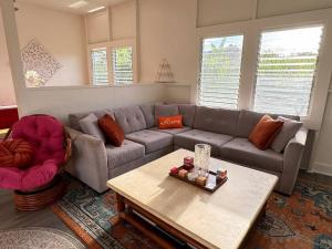 Posezení v ubytování YOUR PERFECT HILO HOMEBASE - Sleeps 10 with AC, WD, BBQ
