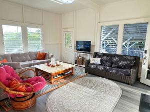 TV a/nebo společenská místnost v ubytování YOUR PERFECT HILO HOMEBASE - Sleeps 10 with AC, WD, BBQ
