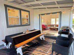 Posezení v ubytování YOUR PERFECT HILO HOMEBASE - Sleeps 10 with AC, WD, BBQ