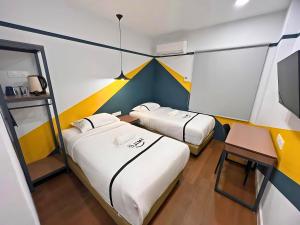 Postel nebo postele na pokoji v ubytování Seeds Hotel Chow Kit
