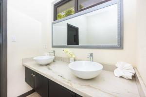 Ванна кімната в luxury 5 Bdrms-5 Bthms villa with private pool in west end