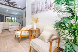 Зона вітальні в luxury 5 Bdrms-5 Bthms villa with private pool in west end
