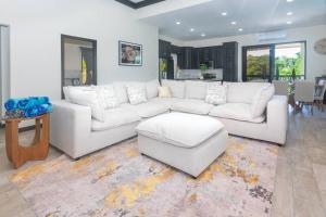 Зона вітальні в luxury 5 Bdrms-5 Bthms villa with private pool in west end