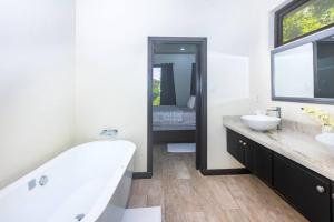 Ванна кімната в luxury 5 Bdrms-5 Bthms villa with private pool in west end