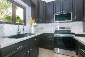 Кухня або міні-кухня у luxury 5 Bdrms-5 Bthms villa with private pool in west end