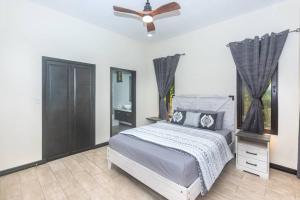 Ліжко або ліжка в номері luxury 5 Bdrms-5 Bthms villa with private pool in west end