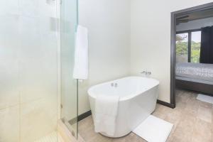 Ванна кімната в luxury 5 Bdrms-5 Bthms villa with private pool in west end