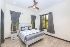 Ліжко або ліжка в номері luxury 5 Bdrms-5 Bthms villa with private pool in west end