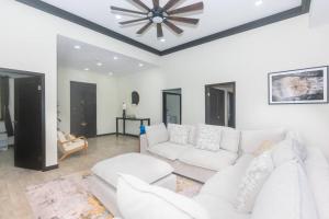 Зона вітальні в luxury 5 Bdrms-5 Bthms villa with private pool in west end