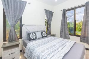 Ліжко або ліжка в номері luxury 5 Bdrms-5 Bthms villa with private pool in west end