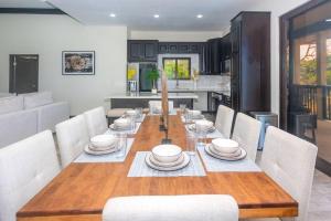 Зона вітальні в luxury 5 Bdrms-5 Bthms villa with private pool in west end