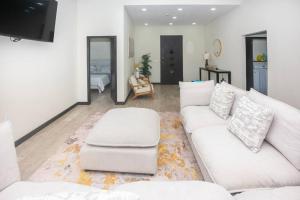 Зона вітальні в luxury 5 Bdrms-5 Bthms villa with private pool in west end