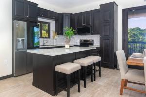 Кухня або міні-кухня у luxury 5 Bdrms-5 Bthms villa with private pool in west end